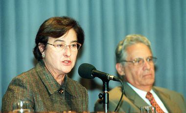 Ruth Cardoso ao lado do marido, o presidente Fernando Henrique, no lançamento do programa Comunidade Ativa em julho de 1999