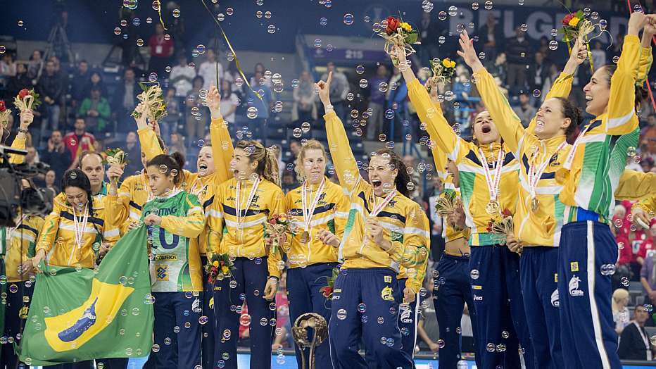 Melhor jogadora do mundo, Duda Amorim espera evolução do handebol no Brasil