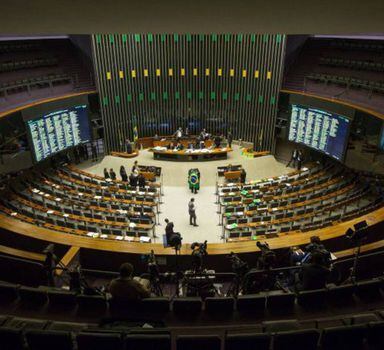 Plenário da Câmara dos Deputados; texto aprovado na Câmara autoriza a contratação até 2040 da energia gerada pelo Complexo Termelétrico Jorge Lacerda e a obrigação de a União prorrogar a outorga de autorização por 15 anos a partir de 2025