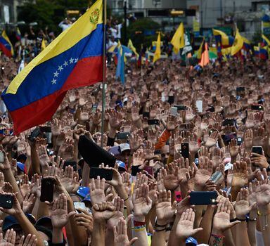 Manifestações de 23 de janeiro de 2019, quando se comemora o fim da ditadura Pérez Jimenez,foram convocadas por líderes da oposição chavista e por Nicolás Maduro