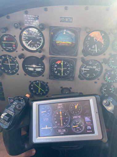 Ao longo dos últimos anos, o piloto Leumas Rendder compartilhou ao menos 49 fotos pilotando o avião de Juscelino Filho em suas redes sociais.