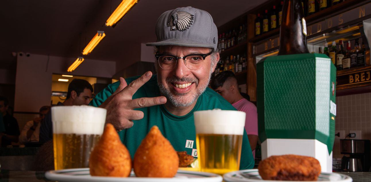 O chef Gustavo Rozzino com a cervejinha e os quitutes no novo NoBar. Foto: Ricardo D'Angelo