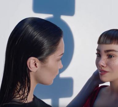 Bella Hadid, esquerda, uma influenciadora da mídia social, e sua parceira digital, Miquela Sousa, em um anúncio da Calvin Klein