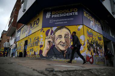 Parede com imagens do candidato á presidência da Colômbia Rodolfo Hernandez, uma surpresa nas pesquisas do 1º turno