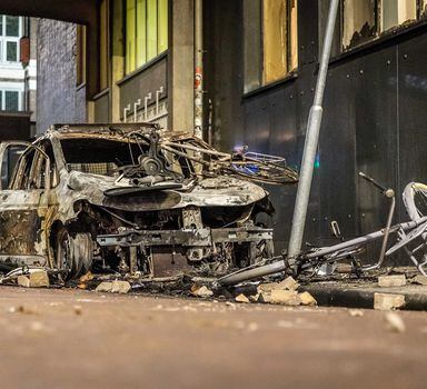 Carro queimado em protesto contra medidas contra a pandemia em Roterdã, na Holanda