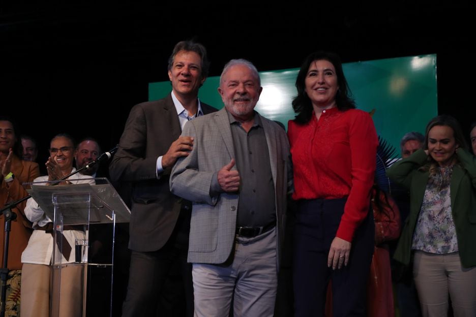 Simone Tebet, nova ministra do Planejamento, ao lado do presidente eleito Lula e do ministro da Fazenda, Fernando Haddad. 