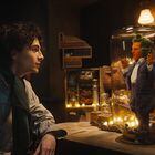 Timothée Chalamet como Willy Wonka e Hugh Grant como um Umpa Lumpa em "Wonka", da Warner Bros. Pictures e Village Roadshow Pictures, um lançamento da Warner Bros. Foto: Warner Bros./Divulgação
