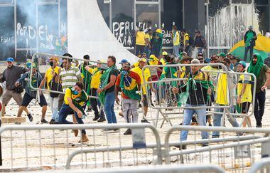 Bolsonaristas radicais invadiram as sedes dos três Poderes em Brasília