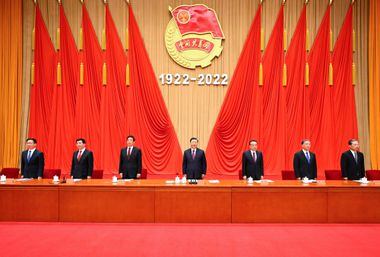 O presidente chinês, Xi Jinping, posa ao lado de outros líderes durante uma cerimônia que marca o 100º aniversário da fundação da Liga da Juventude Comunista da China; Pequim insiste que expansão militar é pacífica