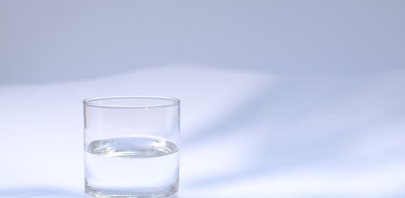 Imagem de copo d'água para chamada do Estadão Recomenda na home. Foto: Manu schwendener/Unsplash. Foto:  Manu schwendener/Unsplash