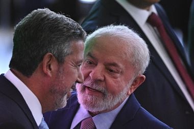 O presidente da Câmara, Arthur Lira, e o presidente Lula durante cerimônia no Planalto; Centrão avança em cargos do governo