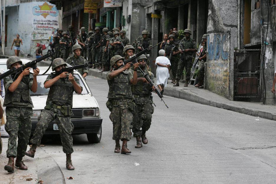Modelo de ocupação de favelas por homens das Forças Armadas, como aplicado no passado, não será novamente utilizado pelo governo federal