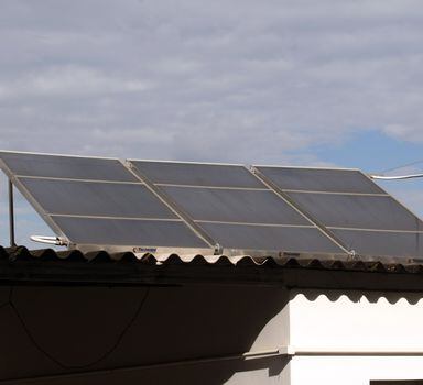 Coletor Solar instalado em telhado de prédio; para Luiz Antônio Santos, presidente da Abrasol, o Brasil está aquém do que acontece no mundo com o aquecimento solar