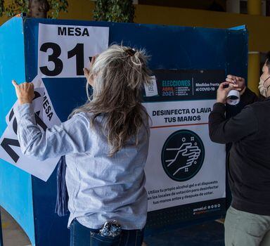 Seção eleitoral é preparada em escola de Santiago; votação ocorrerá em dois dias por causa da pandemia