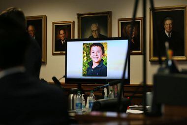 Uma foto de Jesse Lewis, vítima do massacre em Sandy Hook, é exibida durante uma audiência em Austin, Texas, no julgamento contra Alex Jones, que afirmou que o ataque foi uma farsa  