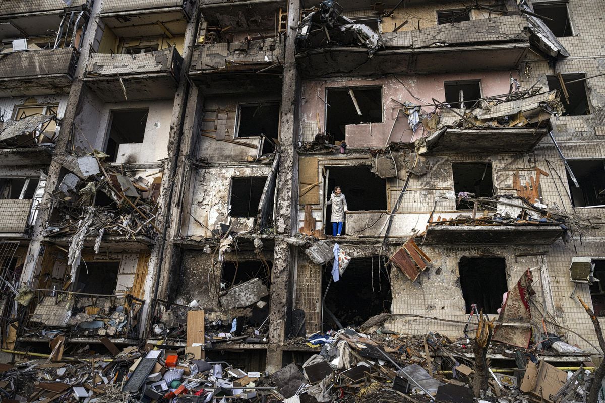 Destroços de um prédio de apartamentos após um ataque com mísseis russos no sul de Kiev,  em imagem do dia 25. EUA nutriram parceria secreta de inteligência com a Ucrânia por mais de uma década

