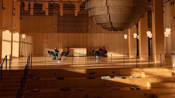 Sala do Sara Cultural Center, na Suécia; madeira combina com o visual pretendido. Foto: Loulou d'Aki / The Washington Post