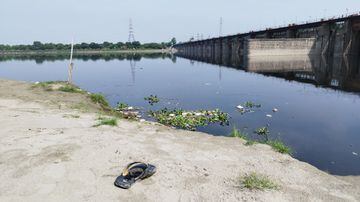 Margem poluída do rio Yamuna, afluente do Ganges, também usado para rituais religiosos e funerais, em Délhi. Foto: Felipe Frazão