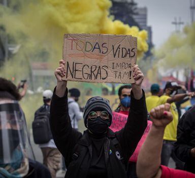 Manifestação a favor da democracia e contra o racismo na Avenida Paulista no domingo, 14