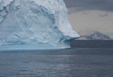O tamanho médio do mar congelado da Antártida vai de cerca de 2 milhões de km², em fevereiro, até 20 milhões de km2, em setembro