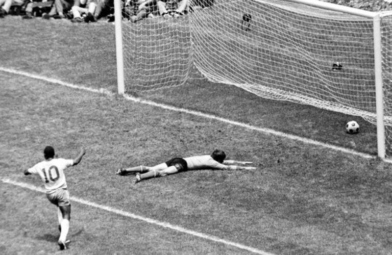 Pelé comemora o primeiro gol do Brasil na decisão da Copa de 1970 contra a Itália. O goleiro Albertosi está caído no chão e a bola no fundo do gol. A seleção brasileira venceu a Itália por 4 a 1 e tornou-se tricampeã