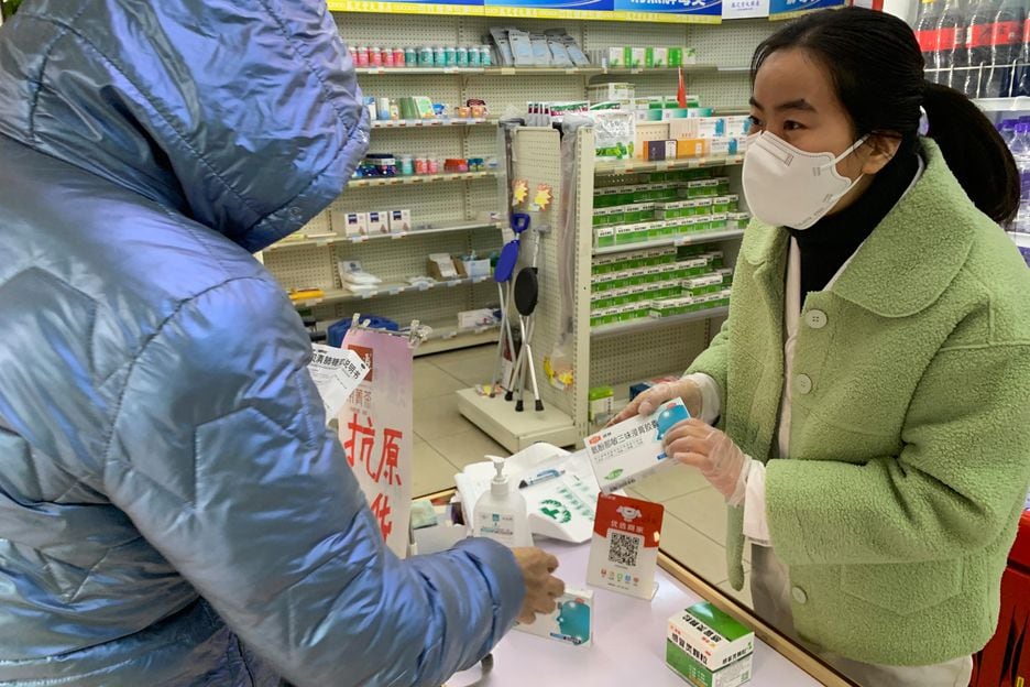 Farmacêutica prepara medicação para uma chinesa em Pequim, em imagem desta quarta-feira, 14. Casos de covid aumentaram na China após o relaxamento das medidas