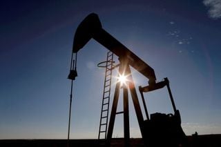 Bomba de petróleo bruto na Bacia do Permiano, em Loving County; receitas do petróleo turbinam a economia do Texas