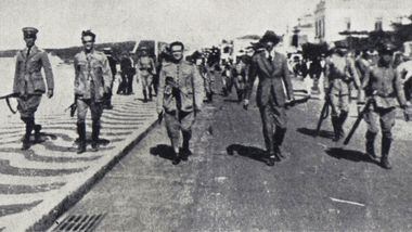 Marcha dos '18 do Forte', durante a revolta do Forte de Copacabana, em 1922. Da esquerda para direita, tenentes Eduardo Gomes, Siqueira Campos, Newton Prado e o civil Otávio Correia. FOTO ZENOBIO COUTO