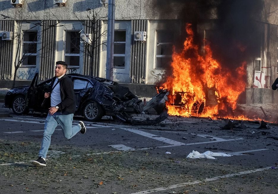 Carros queimam após ataque militar no centro de Kiev, nesta segunda-feira, 10