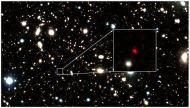 HD1, um aglomerado de luz vermelha que os cientistas acreditam se tratar da mais distante e mais antiga galáxia já vista.