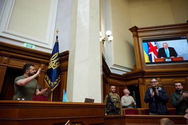 Parlamento ucraniano, com o presidente Volodmir Zelenski, aplaudem Boris Johnson após discurso ao país  