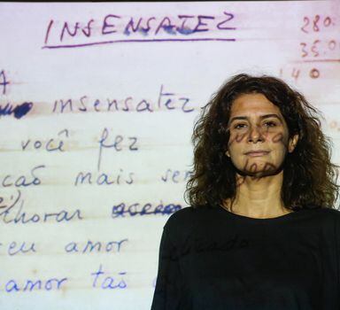 Julia Moraes. Neta do poeta, ela apresenta curiosidades como uma conta de somar no rascunho da canção 'Insensatez'.