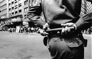 14/10/1968. Policial observa manifestação do Movimento Estudantil contra a censura imposta pela ditadura militar, meses antes da aprovação do AI-5 (Ato Institucional Nº5), que concedia poderes absolutos ao presidente durante o regime militar.