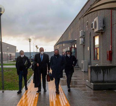 Advogados deixam o 'Bunker Room' após abertura do julgamento de 350 membros da máfia'Ndrangheta