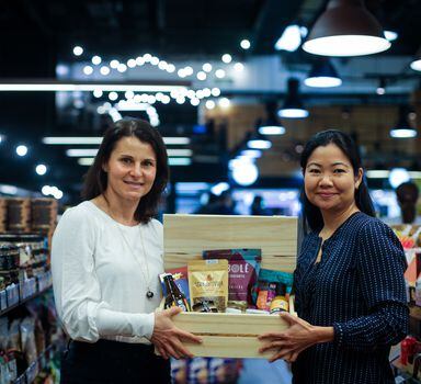 Na ponte do pequeno com o grande, Gabriela Matos (à esq.), do supermercado Quitanda, faz parceria com pequenos fornecedores por meio de Leila Okumura, da plataforma Local.e.