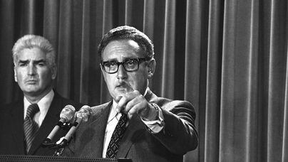 Henry Kissinger fala sobre situação no Vietnã em entrevista coletiva em 1972. Foto: Arquivo AP - 27/10/1972
