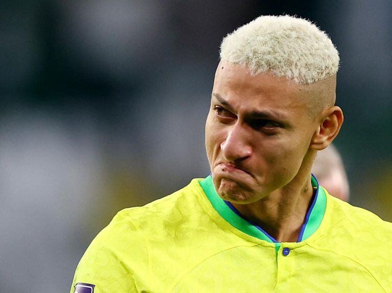 Richarlison chora após o Brasil ser eliminado da Copa do Mundo