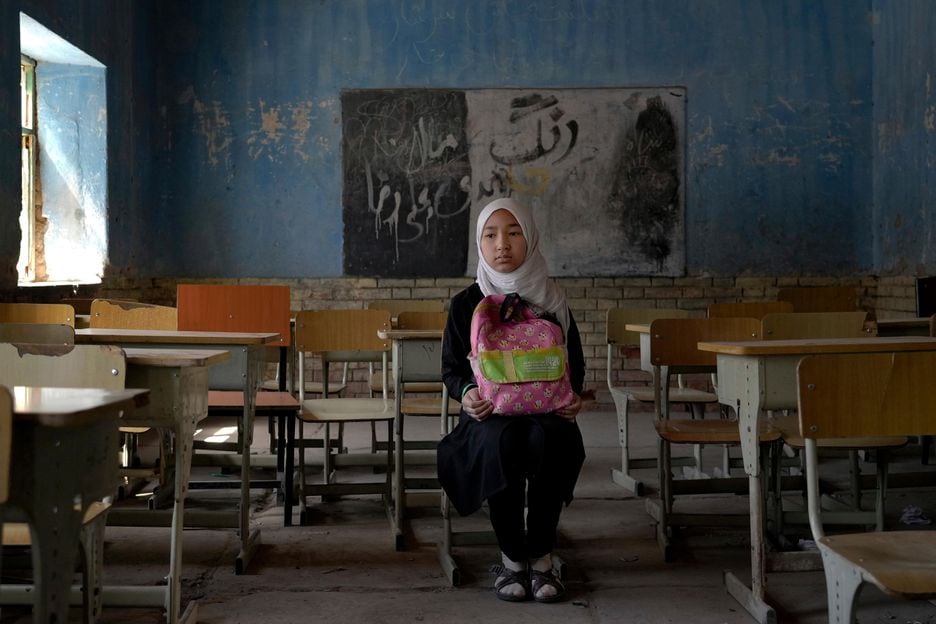Fereshteh, uma estudante xiita hazara de 11 anos posa para uma foto em sua sala de aula em Cabul, Afeganistão, em 23 de abril de 2022