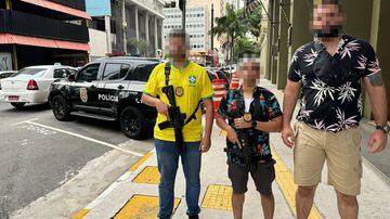 Policiais usam roupas coloridas para prender ladrões de celulares durante desfiles de blocos de rua no carnaval. Foto: Divulgação/SSP
