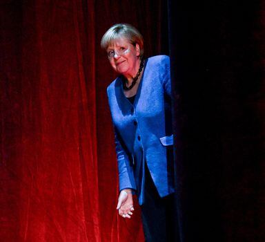 Berlin (Germany), 07/06/2022.- Former German Chancellor Angela Merkel during 'So what is my country?' conversation with Alexander Osang at the Berliner Ensemble in Berlin, Germany, 07 June 2022. (Alemania) EFE/EPA/FILIP SINGER
