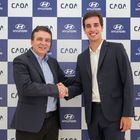 Carlos Alberto de Oliveira Andrade Filho, presidente da CAOA, e Airton Cousseau, CEO da Hyundai para as Américas Central e do Sul. Foto: Hyundai/CAOA/Divulgação