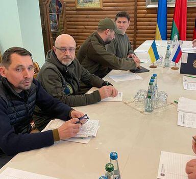 Negociadores russos e ucranianos reunidos em Belarus no dia 28 de fevereiro, na primeira rodada de conversa entre os dois países