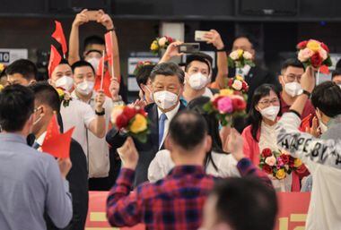 Xi Jinping é recebido por apoiadores do Partido Comunista Chinês (PCCh) em Hong Kong.