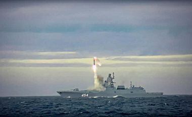 Imagem tirada de vídeo divulgado pela Rússia mostra um novo míssil de cruzeiro hipersônico Zircon sendo lançado pela fragata Almirante Gorshkov da marinha russa do Mar de Barents 
