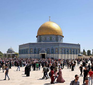 Palestinos muçulmanos no complexo da Esplanada das Mesquitas, em Jerusalém