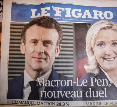 Paris (France), 11/04/2022.- A French newspaper shows the two candidates for the second round of French presidential election, Macron and Le Pen, on display inside a kiosk in Paris, France, 11 April 2022. French President and candidate for re-election Emmanuel Macron will face French far-right Rassemblement National (RN) party candidate Marine Le Pen in the second round of the presidential elections on 24 April 2022. (Elecciones, Francia) EFE/EPA/Mohammed Badra
