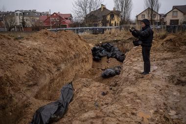Imagem mostra sacolas com corpos de civis ucranianos em vala comum em Bucha, próximo de Kiev, no início de abril. Cenas de Bucha revelou possíveis crimes de guerra cometido pela Rússia durante a invasão na Ucrânia
