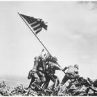 Fuzileiros fincam a bandeira dos EUA no Monte Suribachi, na Ilha de Iwo Jima, no Japão, em imagem emblemática das conquistas dos americanos na Segunda Guerra Mundial. Foto: Joe Rosenthal/AP