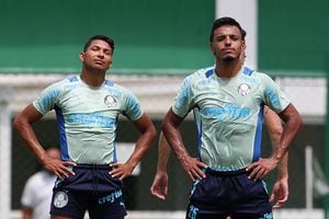 Os jogadores Rony e Gabriel Menino (D), da SE Palmeiras, durante treinamento, na Academia de Futebol. (Foto: Cesar Greco/Palmeiras/by Canon)