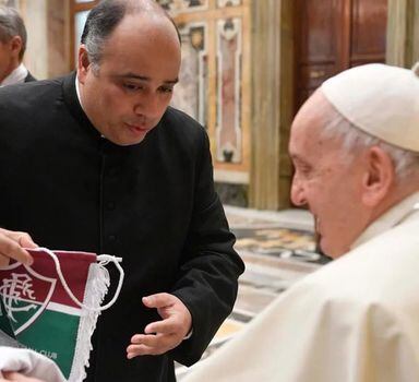 Papa recebe camisa e bandeira do Fluminense